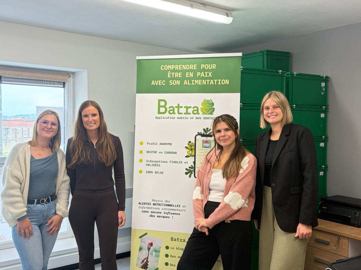 Membres de l’équipe du projet BATRA réunies devant le support du projet.